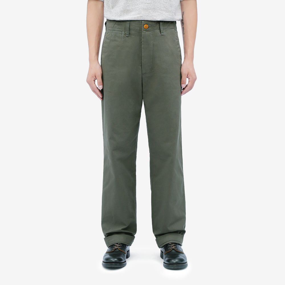 Deluxeware 946A MIL-SPEC ’46 Chino Trousers in Army Green – Model Front View