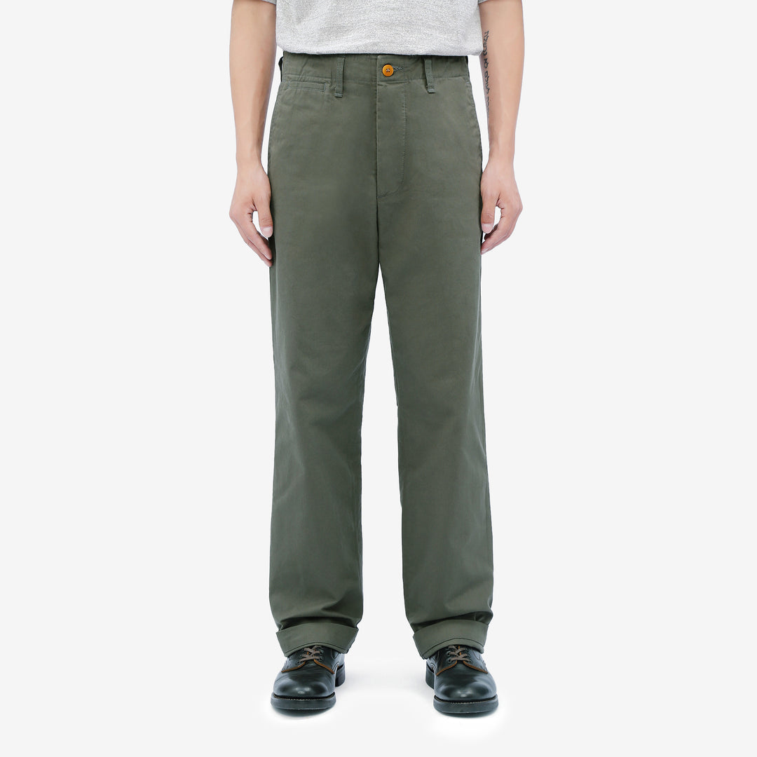 Deluxeware 946A MIL-SPEC ’46 Chino Trousers in Army Green – Model Front View