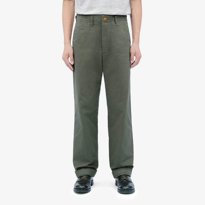 Deluxeware 946A MIL-SPEC ’46 Chino Trousers in Army Green – Model Front View
