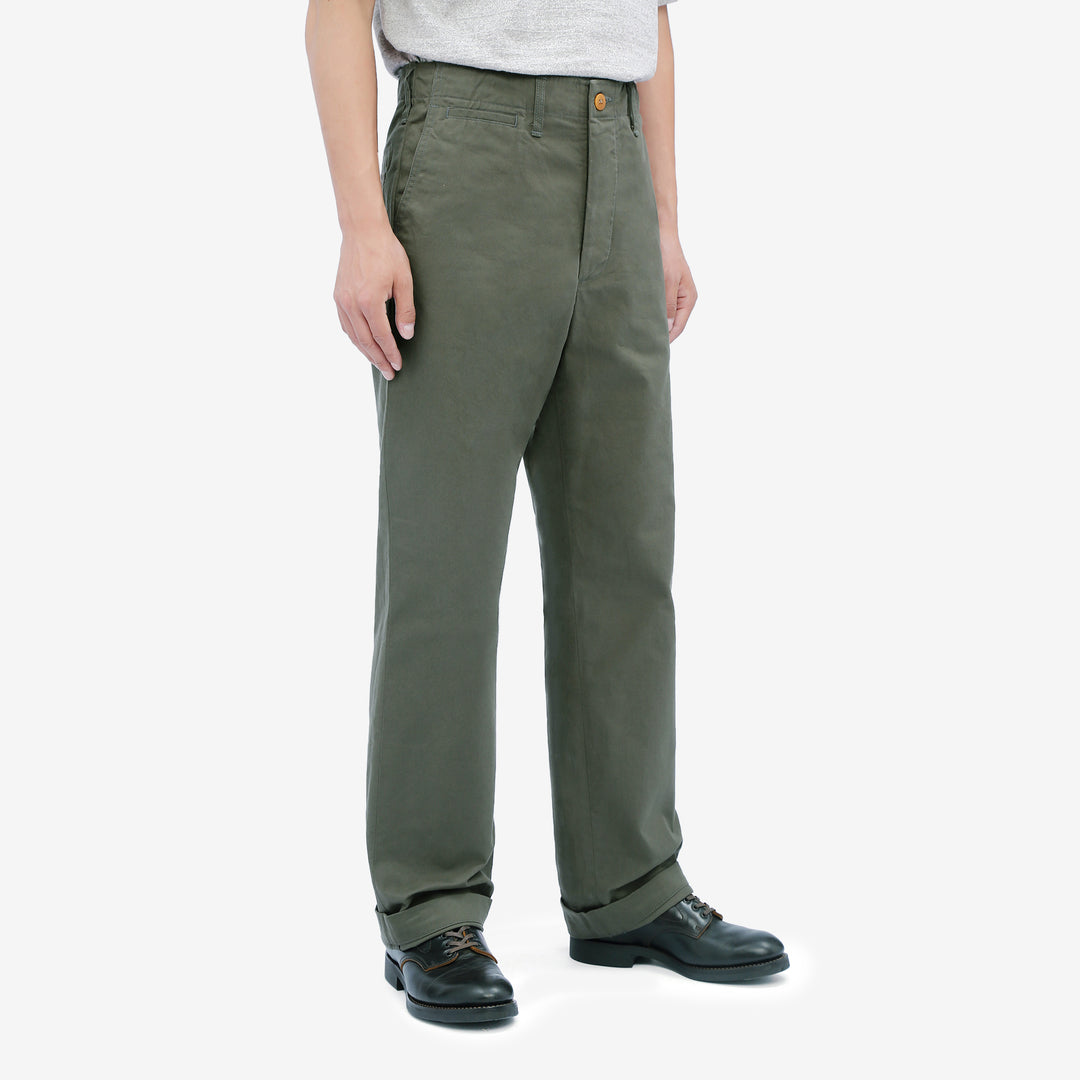 Deluxeware 946A MIL-SPEC ’46 Chino Trousers in Army Green – Model Three-Quarter Front View