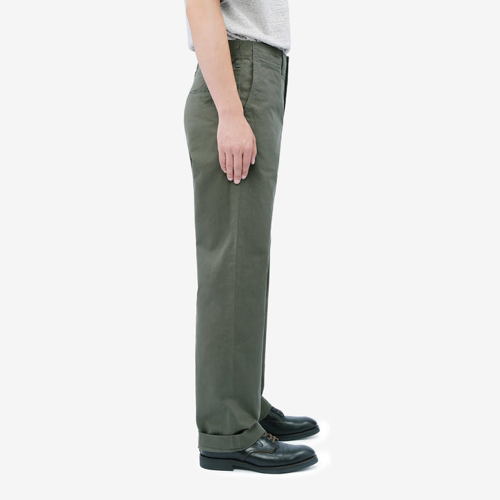 Deluxeware 946A MIL-SPEC ’46 Chino Trousers in Army Green – Model Side View