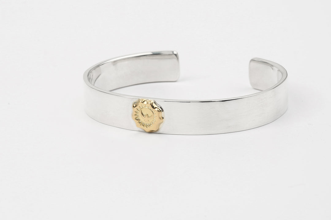 Moto BC-01G eagle silver bangle K18 gold accent native style handmade bracelet Japan close up