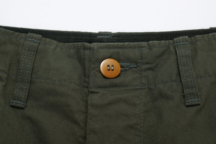 Deluxeware 946A MIL-SPEC ’46 Chino Trousers in Army Green – Waistband Button and Belt Loop Detail
