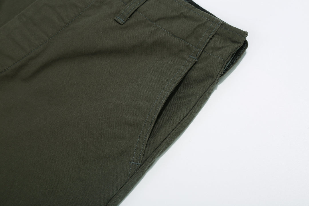 Deluxeware 946A MIL-SPEC ’46 Chino Trousers in Army Green – Front Slash Pocket Detail