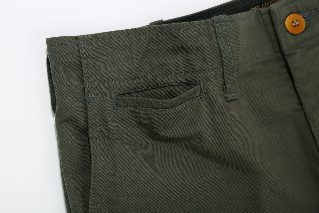 Deluxeware 946A MIL-SPEC ’46 Chino Trousers in Army Green – Front Coin Pocket Close Up