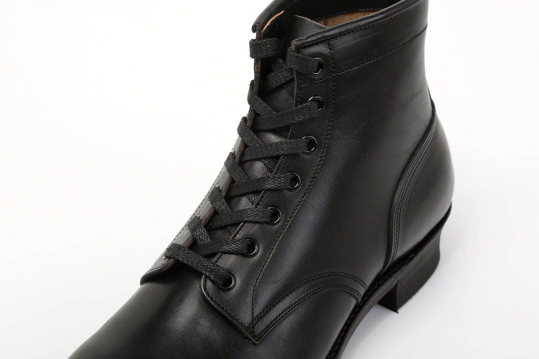 Moto Lot 1020 service boots Italian horsebutt leather black close up